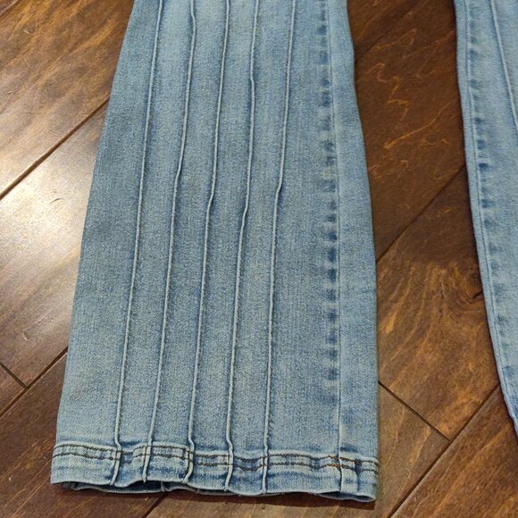 Judy Blue High Rise Boot Cut Pleat Accents Light Wash Jeans SIZE 15/32 - Picture 3 of 9
